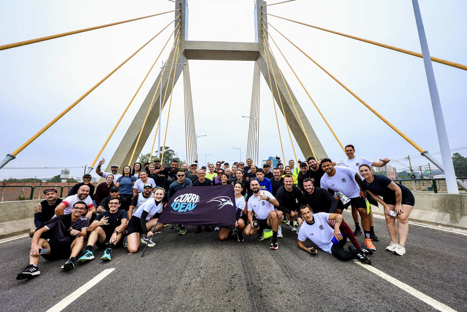 A crew posando sob a ponte estaiada